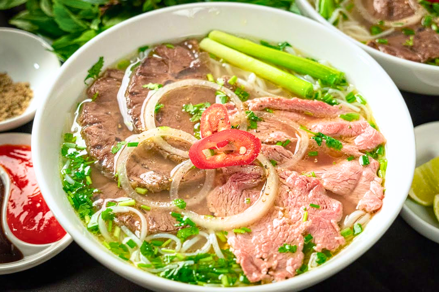 Esplora la Cucina di Strada Vietnamita: Un Viaggio da Nord a Sud