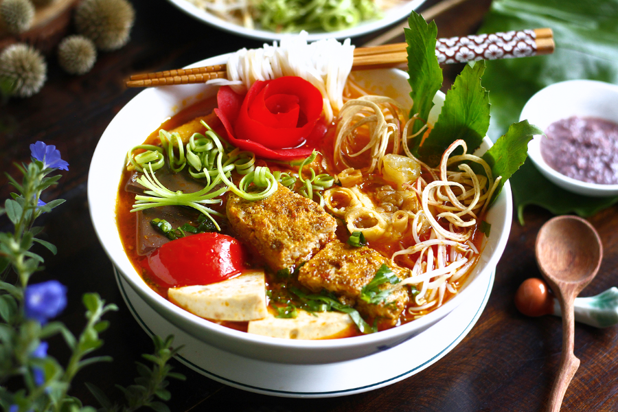 Esplora la Cucina di Strada Vietnamita: Un Viaggio da Nord a Sud