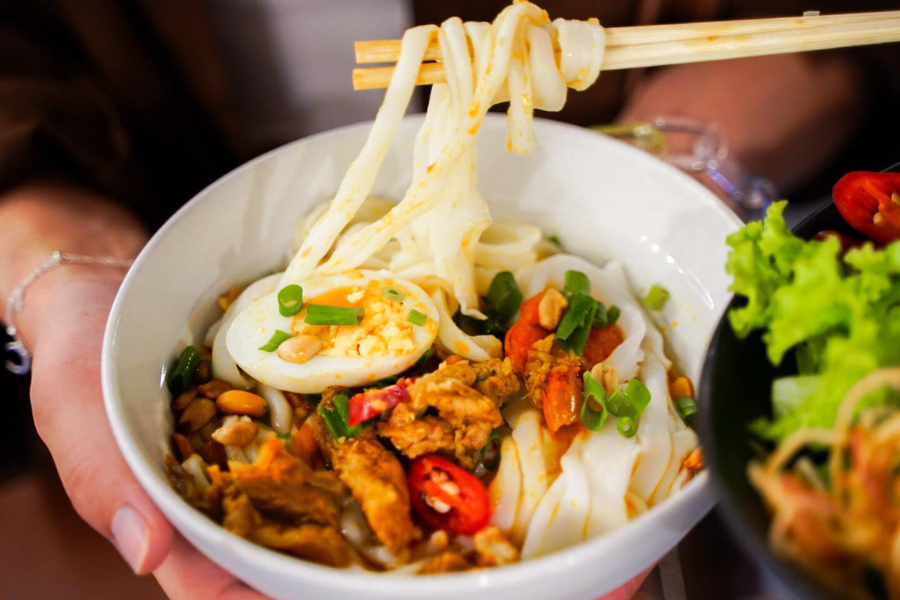 Esplora la Cucina di Strada Vietnamita: Un Viaggio da Nord a Sud