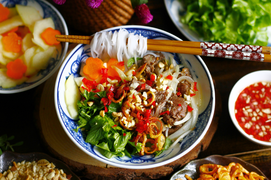 Esplora la Cucina di Strada Vietnamita: Un Viaggio da Nord a Sud