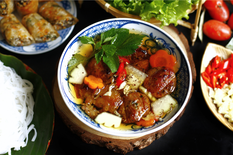 Esplora la Cucina di Strada Vietnamita: Un Viaggio da Nord a Sud