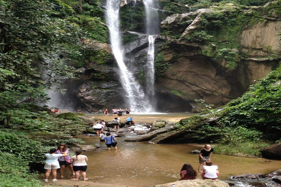 Attività divertenti alla cascata di Mok Fa