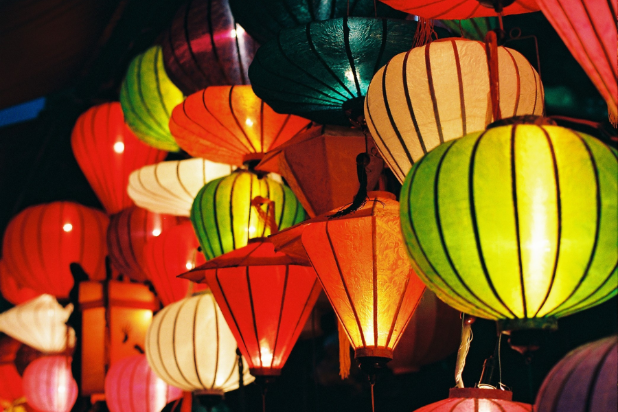 Il Fascino Sospeso delle Lanterne a Hoi An