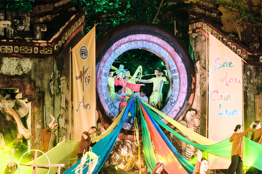 Il Fascino Sospeso delle Lanterne a Hoi An