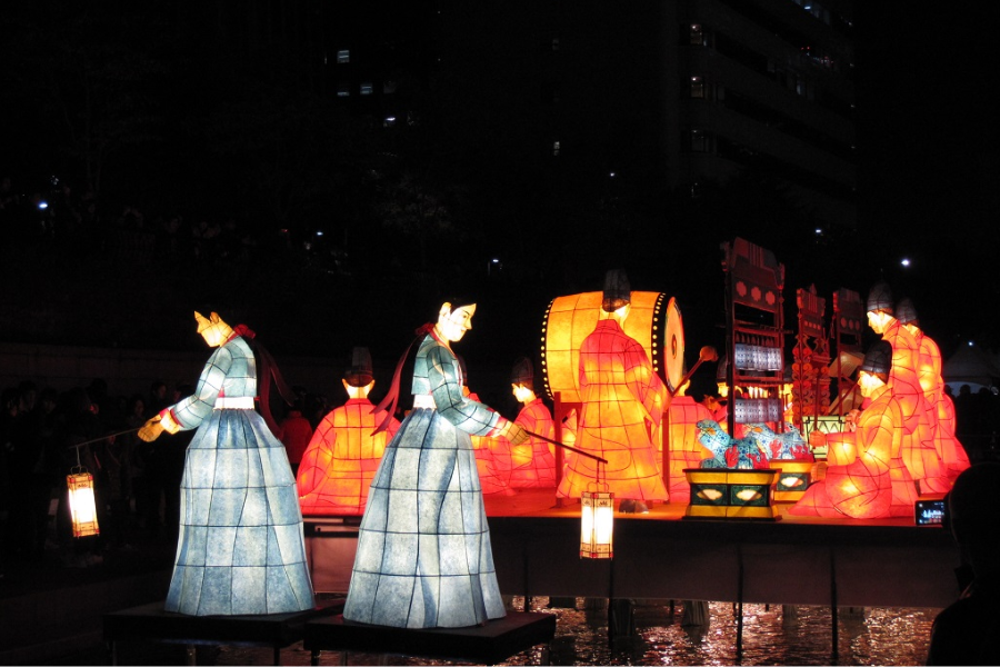 Il Fascino Sospeso delle Lanterne a Hoi An