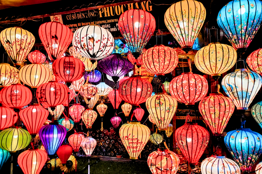 Il Fascino Sospeso delle Lanterne a Hoi An