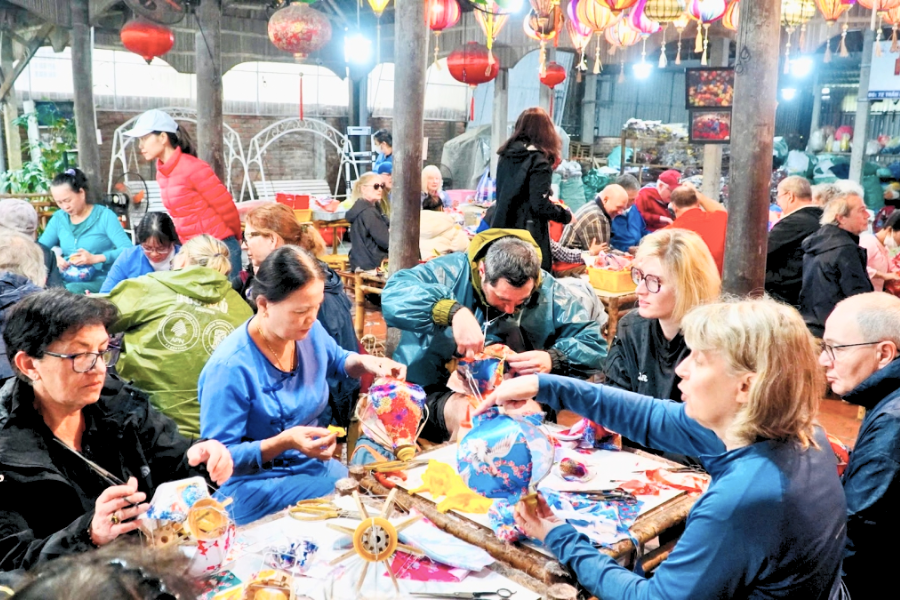 Il Fascino Sospeso delle Lanterne a Hoi An