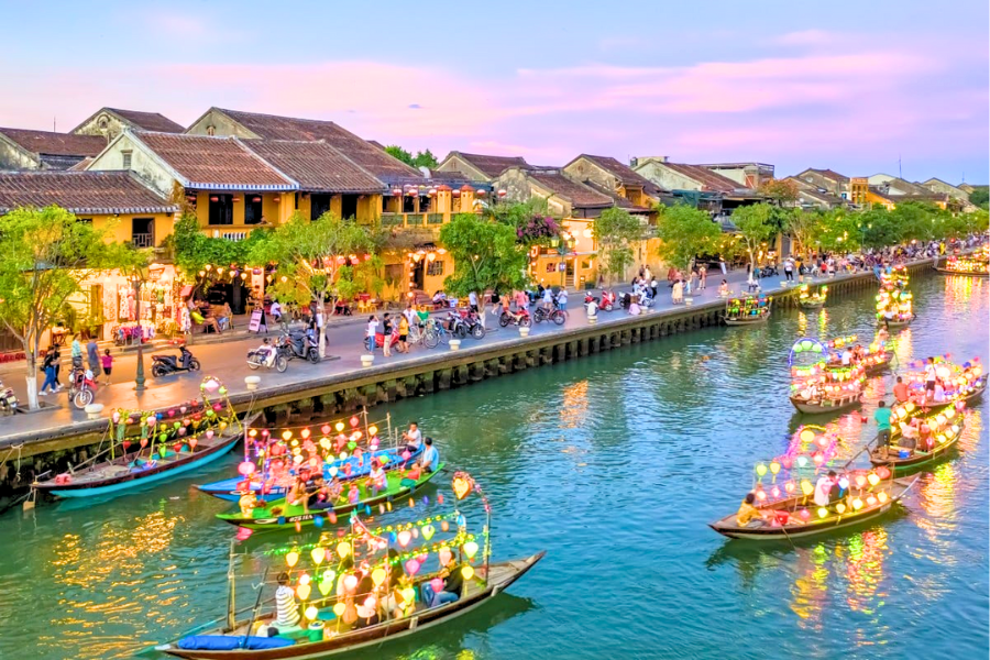 Il Fascino Sospeso delle Lanterne a Hoi An