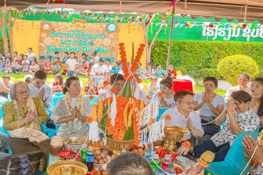 il rito del filo al polso durante il Bunpimay