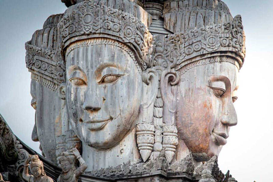L'enorme statua di Brahma a quattro facce 