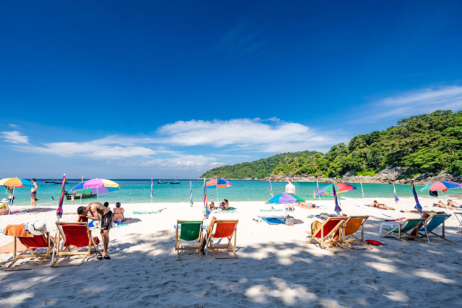 Prendi il sole sulla bellissima spiaggia di sabbia bianca