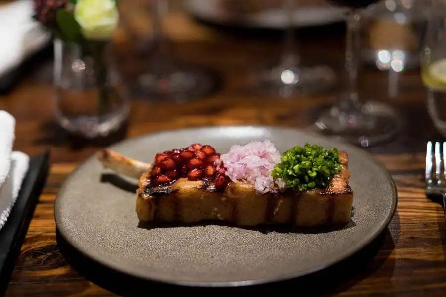 Un piatto innovativo con influenze indiane del ristorante Gaa a Bangkok