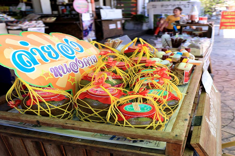 Esplorate il mercato di Tha Sadet