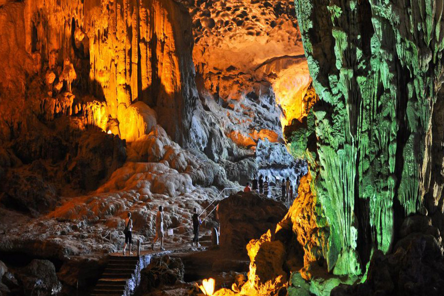 Le bellissime grotte scintillanti della baia di Halong - Vacanza in Vietnam