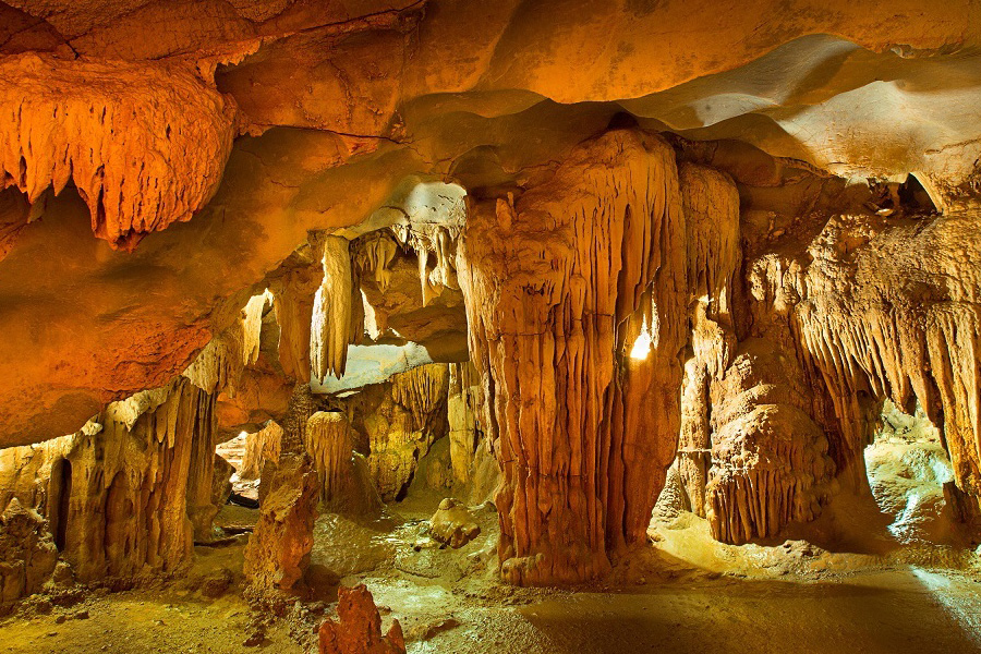 Le bellissime grotte scintillanti della baia di Halong - Vacanza in Vietnam