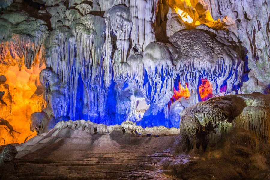 Le bellissime grotte scintillanti della baia di Halong - Vacanza in Vietnam