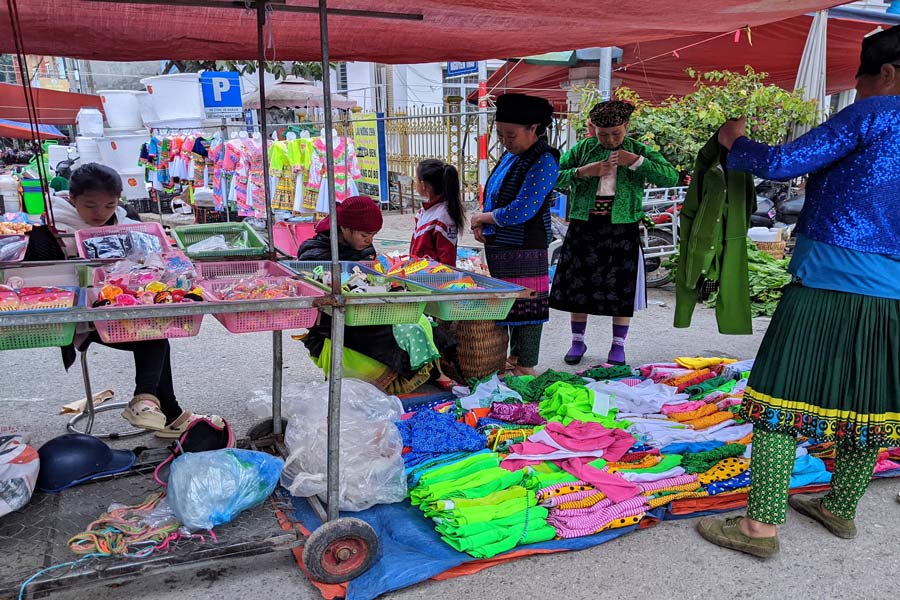 Mercato etnico poco affollato durante la stagione bassa a Ha Giang