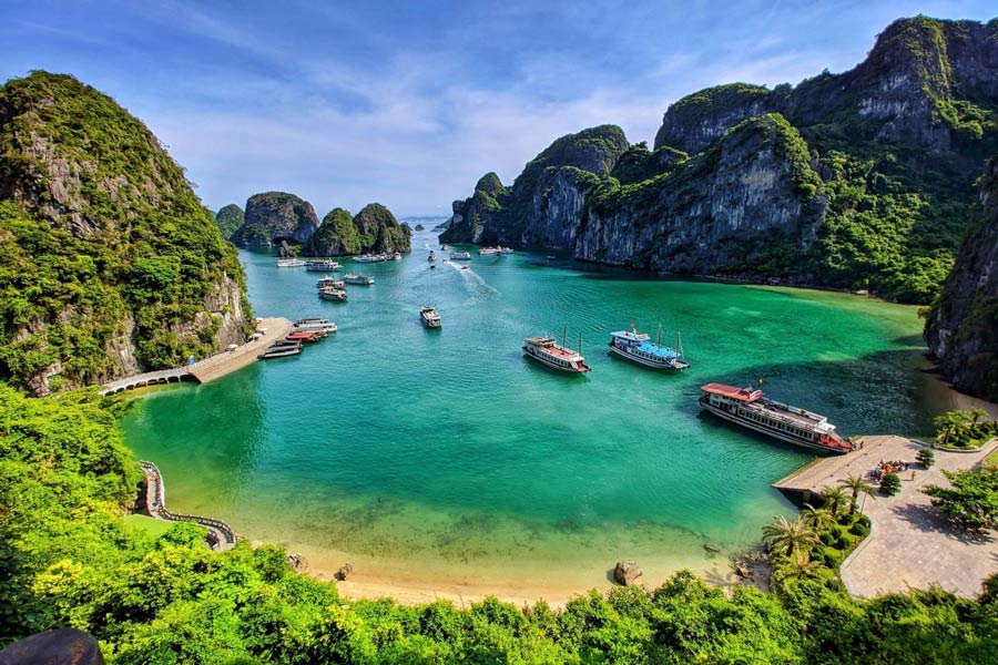 Lo scenario naturale di Ha Long affascina i turisti