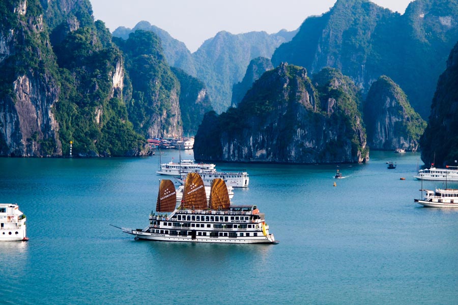 Crociera per esplorare la baia di Ha Long