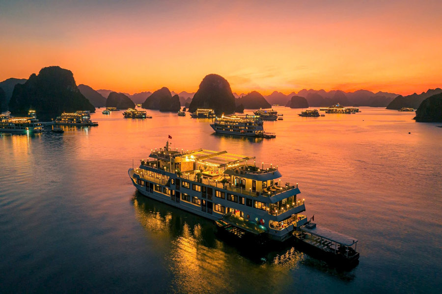 Una crociera al tramonto nella baia di Ha Long