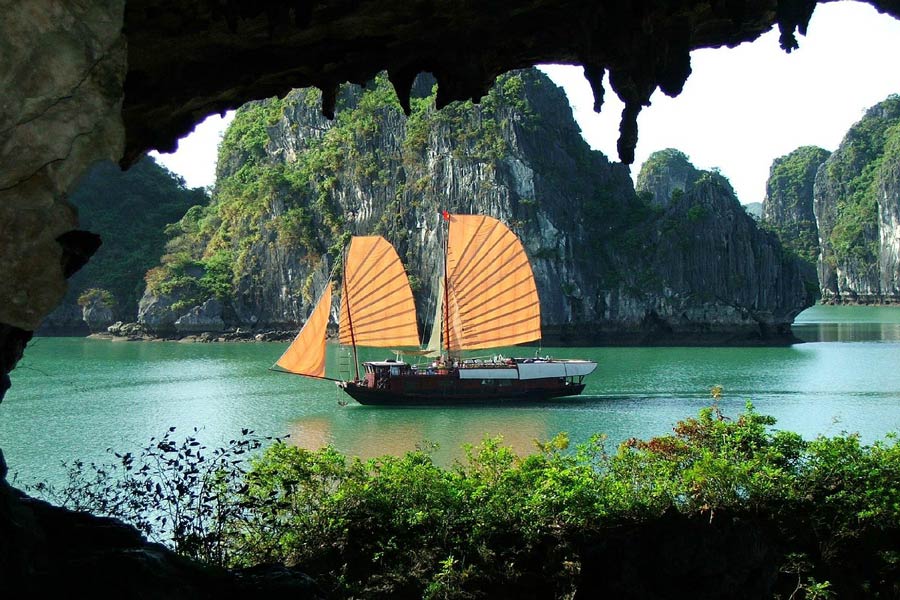 Esplorare la Baia di Ha Long - una meraviglia naturale del mondo
