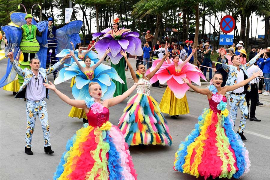 Vibrante parata di strada e carnevale danzante