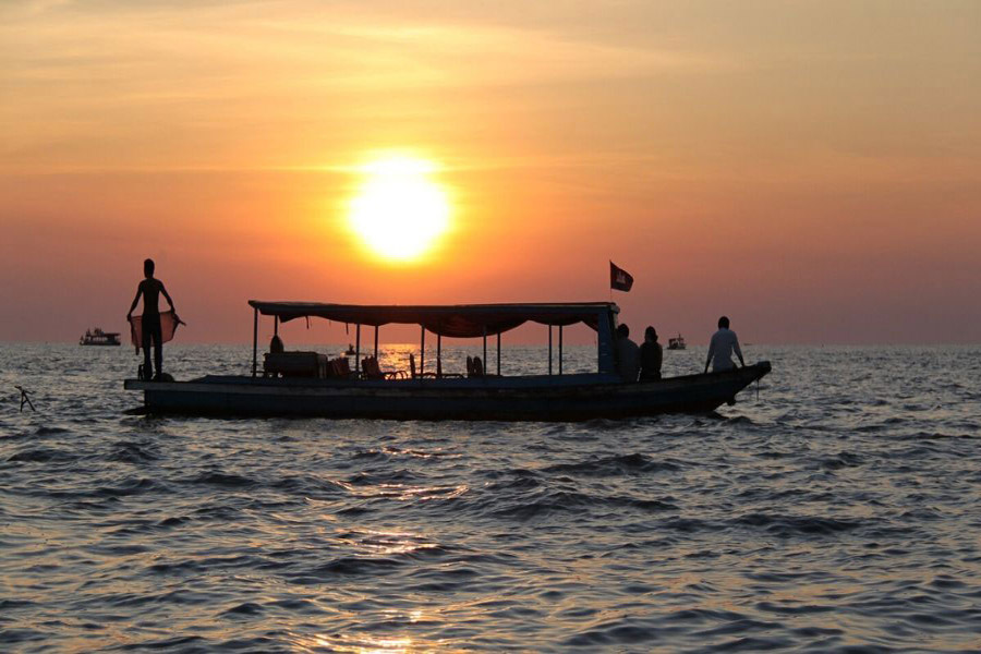 Il tramonto sul lago Tonlé Sap