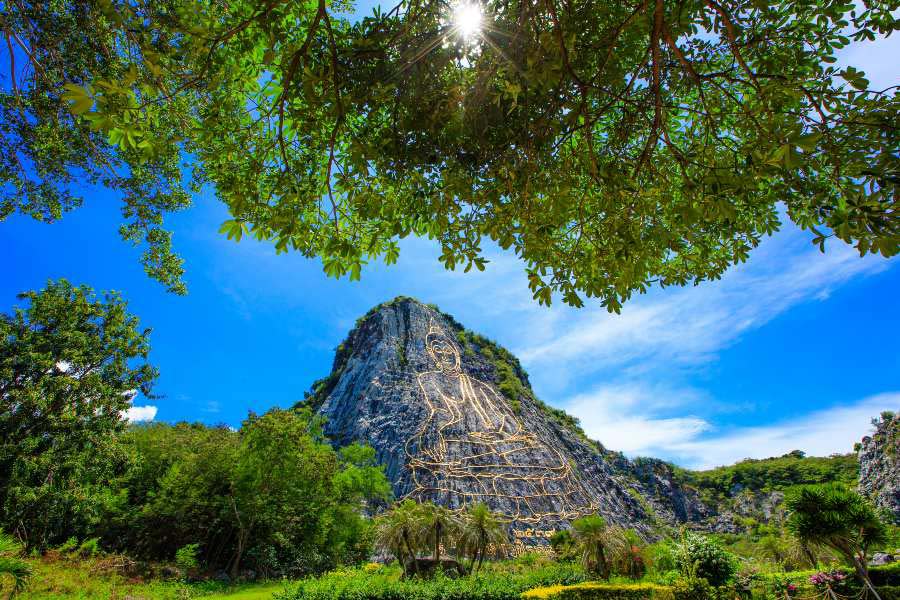 La bellezza della statua del Buddha quando viene illuminata