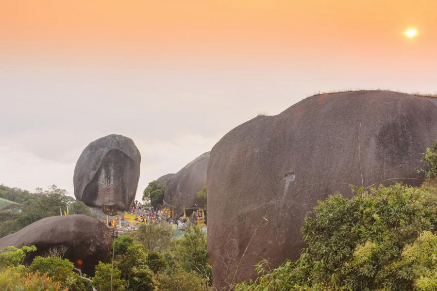 Un luogo sacro sulla vetta del monte Khao Phra Bat, nel Parco Nazionale di Khao Khitchakut