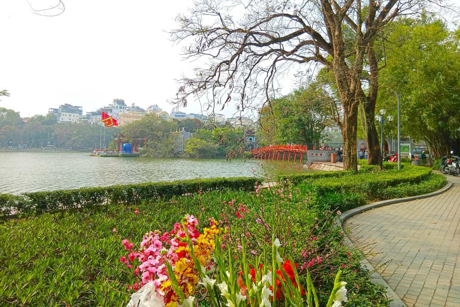Camminare al lago di Hoan Kiem