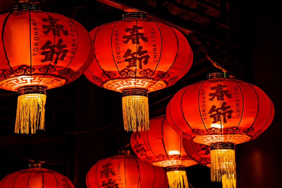 Lanterne rosse luminose nel Capodanno cinese