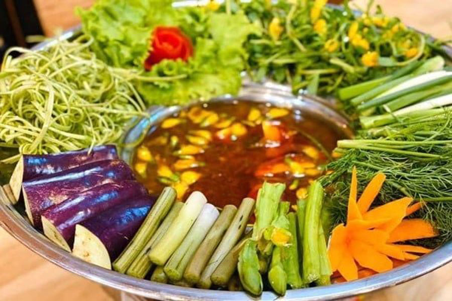 Zuppa calda di pesce linh e fiori dien dien 