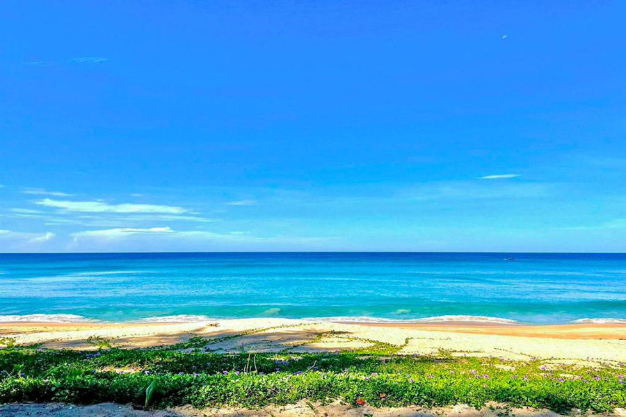 La spiaggia di Mai Khao