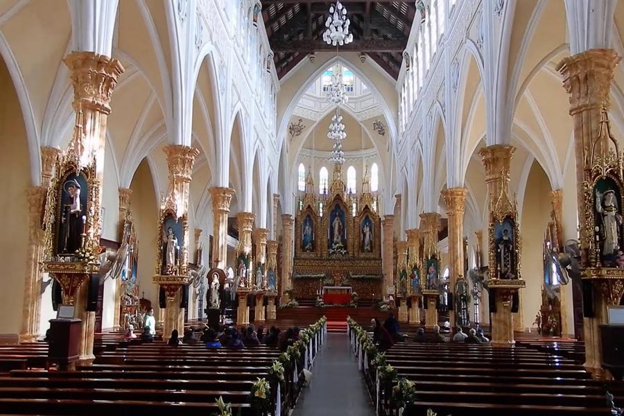 Esplorare i maestosi interni della chiesa di Hung Nghia