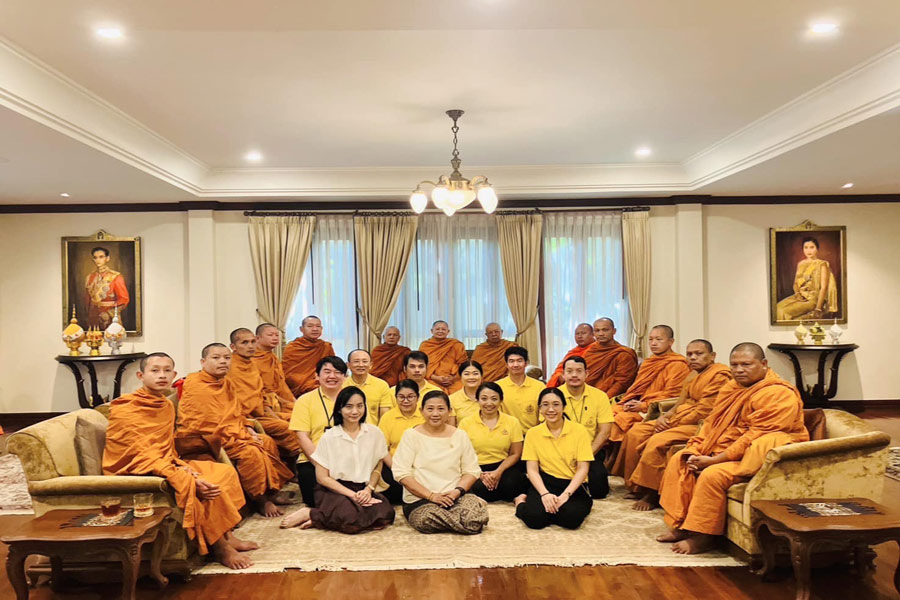 Monaci e fedeli di Wat Benchamabophit