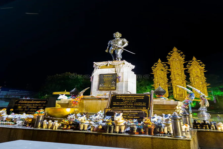 Panoramica del Monumento al Re Mengrai Il Grande