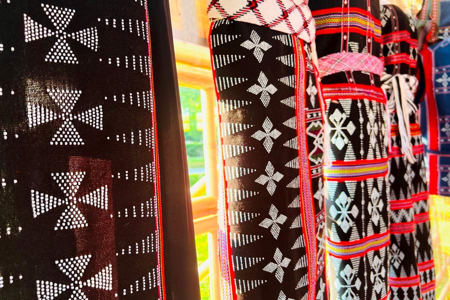 Motivi geometrici e simbolici intrecciati sulla seta ikat laotiana