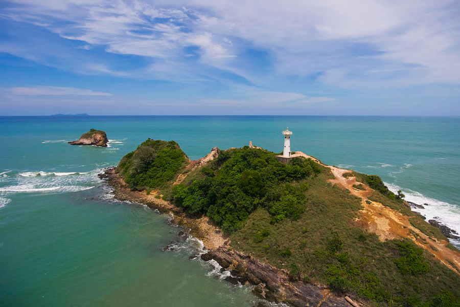 Il faro si trova alla fine del parco