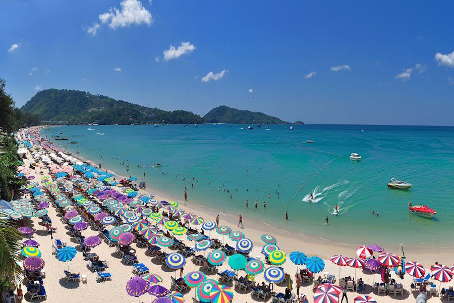 La spiaggia popolata di Patong
