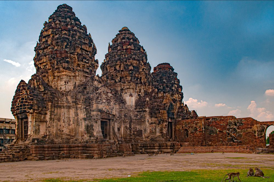 Il Phra Prang Sam Yot - un tempio del XIII secolo a Lopburi