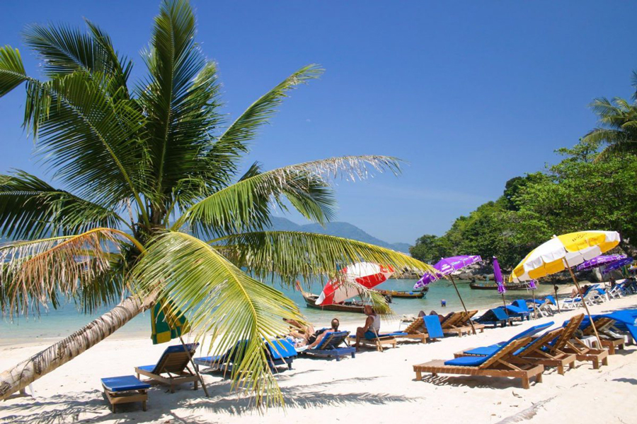 La soffice spiaggia di sabbia bianca è il luogo perfetto per prendere il sole
