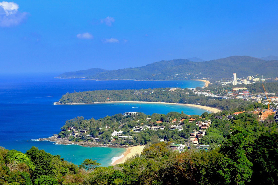 Vista panoramica di tre famose spiagge dal punto panoramico Karon