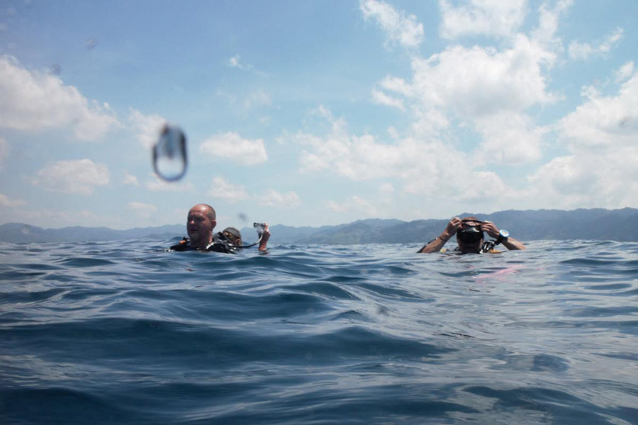 Turisti vivono l’esperienza delle immersioni a Richelieu Rock