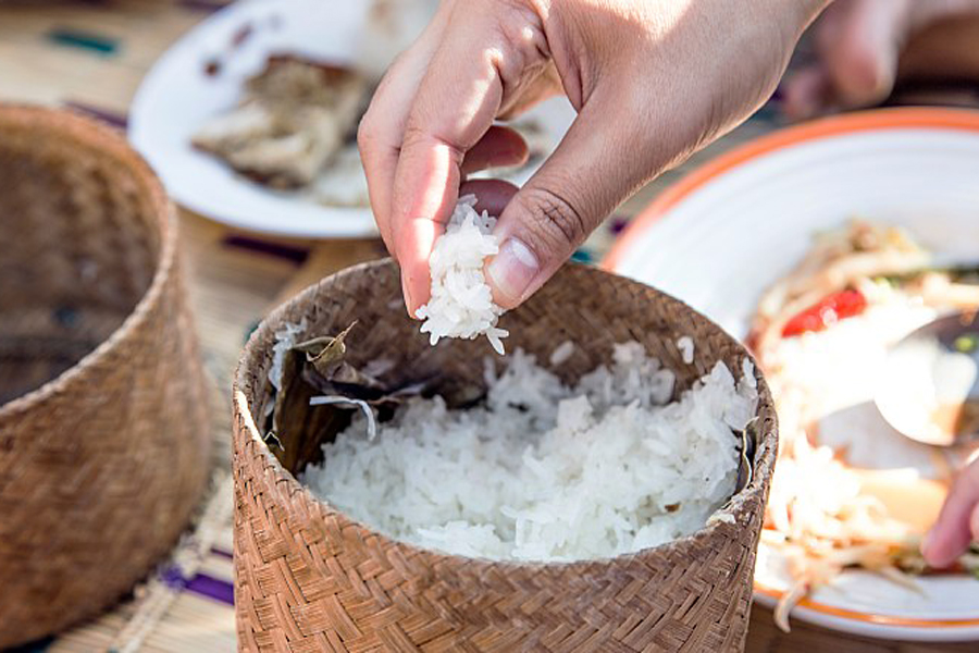 Mangia il riso con le mani