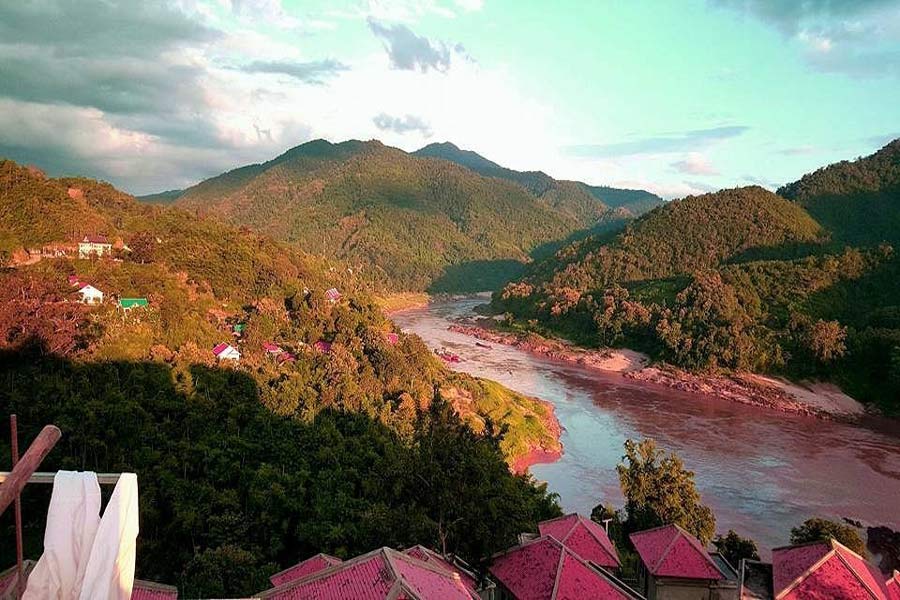 Il lungofiume Pakpeng