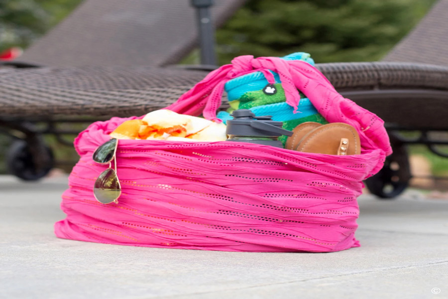 Sarong trasformato in una borsa temporanea