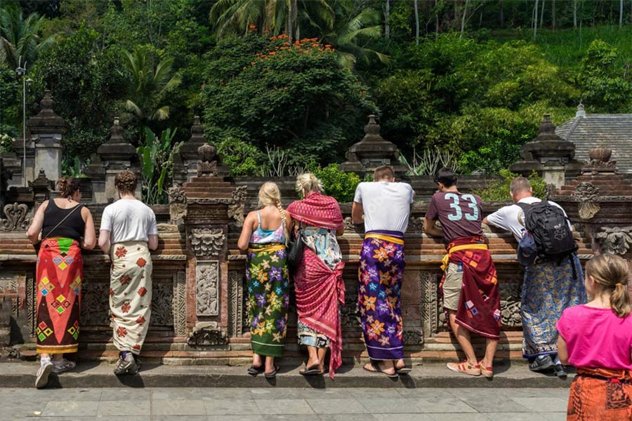 Sarong accompagnato con viaggiatori