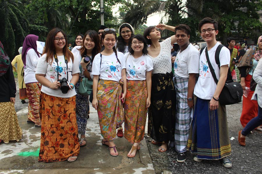 Sarong trasformato in gonna per turisti