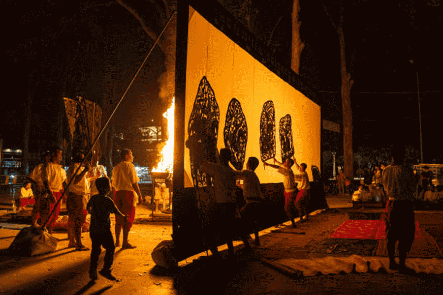 Schermo illuminato dalla luce del fuoco, crea ombre suggestive