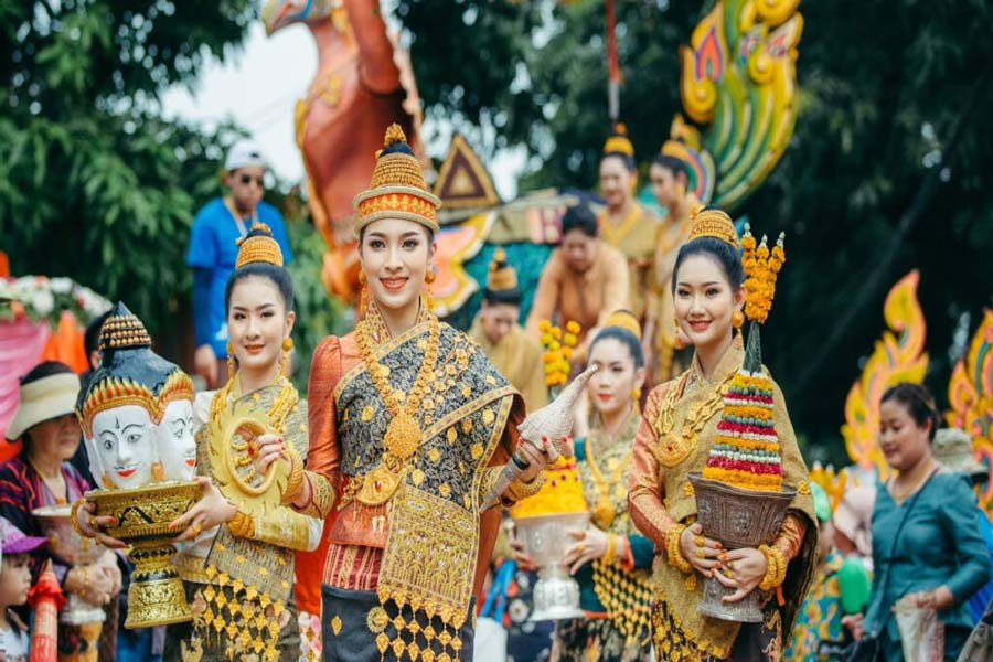 celebrazione religiosa a Luang Prabang con costumi tradizionali del Laos